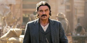 3 La recitazione di Ian McShane 1