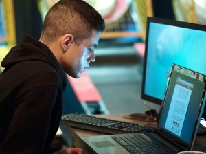 22 mr robot.w750.h560.2x