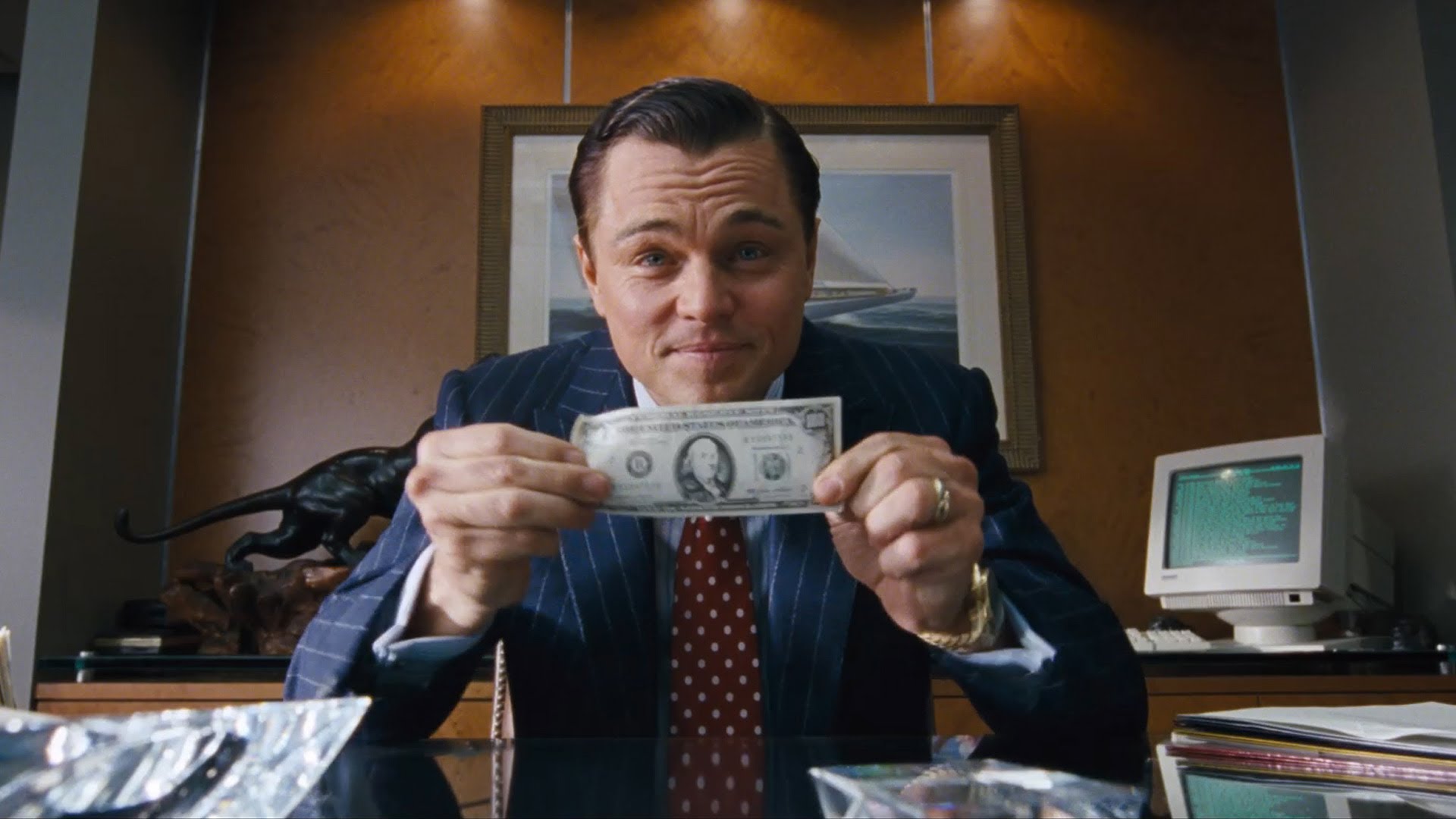Leonardo DiCaprio con una banconota tra le mani in The Wolf of Wall Street di Martin Scorsese. 