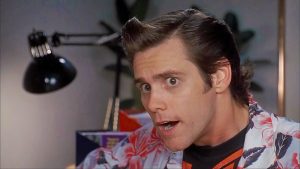 Primo piano di Jim Carrey nei panni di Ace Ventura, serie di film che si inserirà nel palinsesto Netflix di dicembre