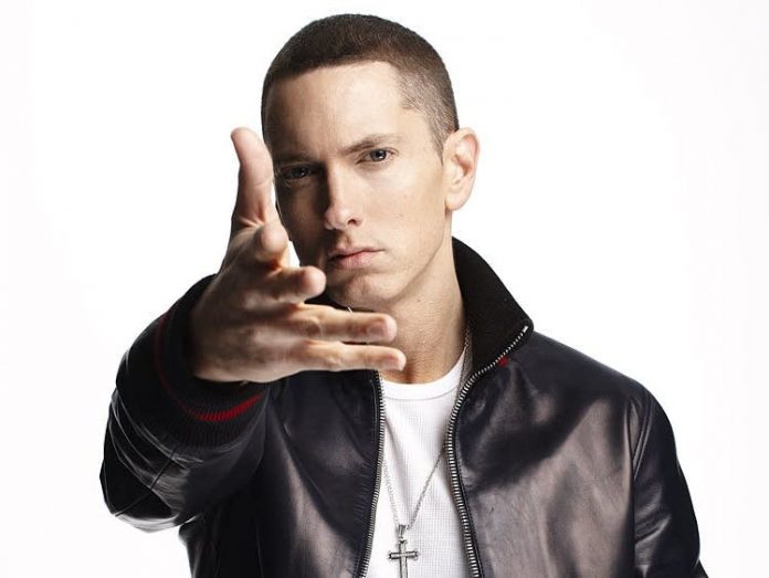 Eminem annuncia la data di uscita del nuovo disco Revival: sarà pubblicato il 15 Dicembre.