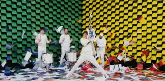OK Go - Il nuovo sorprendente video Obsession ha come scenografia una parete di 567 stampanti che stampano fogli colorati dietro la band.