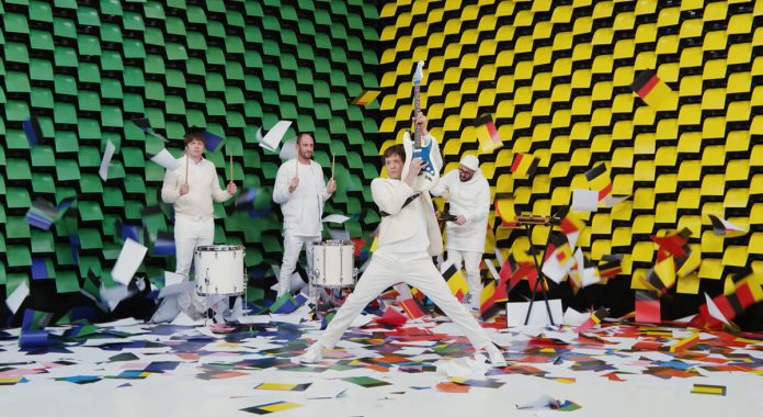 OK Go - Il nuovo sorprendente video Obsession ha come scenografia una parete di 567 stampanti che stampano fogli colorati dietro la band.