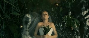 Tra i film che dividono il pubblico, è al primo posto. In questo fotogramma di Melancholia, l'attrice Dunst è in abito da sposa, adagiata sul letto di un ruscello, in mezzo alla vegetazione verde. Porta in grembo dei tulipani, e l'espressione è di espiazione.