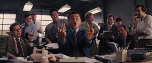 The Wolf of Wall Street è il più grande colossal visivo di Martin Scorsese, dove gli elementi fondamentali della sua poetica vengono esasperati. Tra i film che dividono il pubblico, è una pietra miliare. Qui vediamo Leonardo DiCaprio mandare affanculo un interlocutore telefonico al quale sta per sottrarre una montagna di soldi. Alle sue spalle ci sono i suoi collaboratori che ridono sornioni.