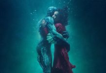 L'essere marino abbraccia nell'acqua la sua innamorata terrestre, nel film The Shape of Water, possibile candidato agli Oscar 2018