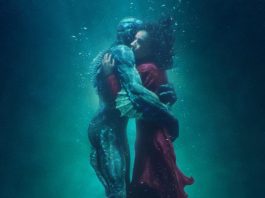 L'essere marino abbraccia nell'acqua la sua innamorata terrestre, nel film The Shape of Water, possibile candidato agli Oscar 2018