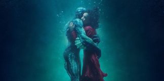 L'essere marino abbraccia nell'acqua la sua innamorata terrestre, nel film The Shape of Water, possibile candidato agli Oscar 2018