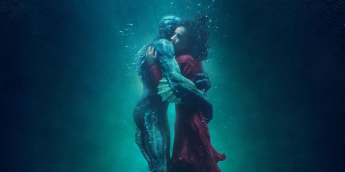 L'essere marino abbraccia nell'acqua la sua innamorata terrestre, nel film The Shape of Water, possibile candidato agli Oscar 2018