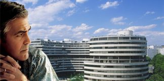 George Clooney in primo piano guarda il palazzo del Watergate. Netflix sta producendo la serie sullo scandalo.