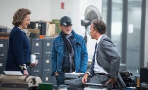 Steven Spielberg, in mezzo a Meryl Streep e Tom Hanks, in una foto di backstage durante le riprese di The Post. I tre sorridono. Il regista è un possibile nominato agli Oscar 2018