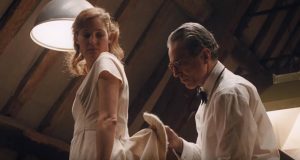 Daniel Day-Lewis, nei panni del sarto, aggiusta l'orlo ad una ragazza bionda, con un vestito bianco a strascico. L'attore è possibile candidato agli Oscar 2018