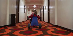 Danny, figlio di Jack e Wandy in uno dei Corridoi dell'Overlook Hotel nel film Shining.