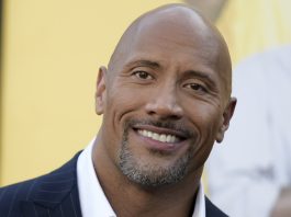 Dwayne Johnson fotografato sorridente in primo piano con pizzetto brizzolato. Vuole la Casa Bianca nel 2024.