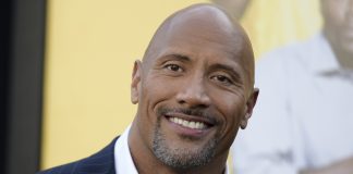 Dwayne Johnson fotografato sorridente in primo piano con pizzetto brizzolato. Vuole la Casa Bianca nel 2024.