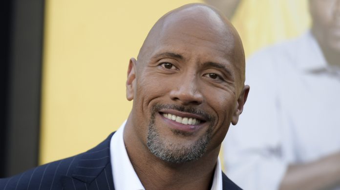 Dwayne Johnson fotografato sorridente in primo piano con pizzetto brizzolato. Vuole la Casa Bianca nel 2024.