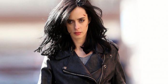 Jessica Jones 2 verrà rilasciato da Netflix. Qui è ritratta in primo piano, con uno sguardo determinato e sofferente, con dei graffi sul volto.