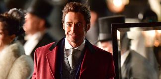 The Greatest Showman è il nuovo film con Hugh Jackman, qui in primo piano, felice e sorridente, negli abiti di scena.