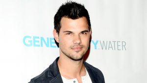 taylor lautner zoom 15e76865 9460 48a2 9588 c5dfe863f8f7