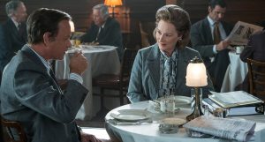 Tom Hanks e Meryl Streep sono seduti ad un tavolo, bevendo caffè e discutendo, in una scena di The Post. La sceneggiatura del film, scritta da Liz Hannah e Josh Singer, è una possibile nominata agli Oscar 2018.