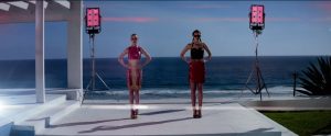 Tra i film che dividono il pubblico, The Neon Demon è sicuramente uno dei più quotati. In questo campo largo, siamo su una terrazza sul mare, ai lati vi sono due impianti luce, al centro della scena due modelle preparate ad un servizio fotografico. Tutto è simmetrico e inquietante.