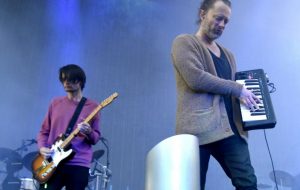 Jonny Greenwood and Thom Yorke 920x584