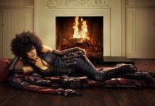 Domino è sdraiata sulla pelle di leone di Deadpool