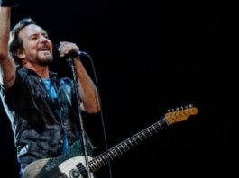 Esibizione dei Pearl Jam che cantano Imagine a Roma in risposta alla difficile situazione politica sull'immigrazione.