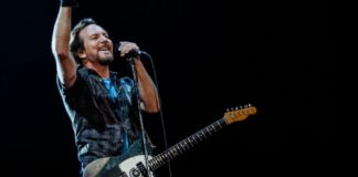 Esibizione dei Pearl Jam che cantano Imagine a Roma in risposta alla difficile situazione politica sull'immigrazione.