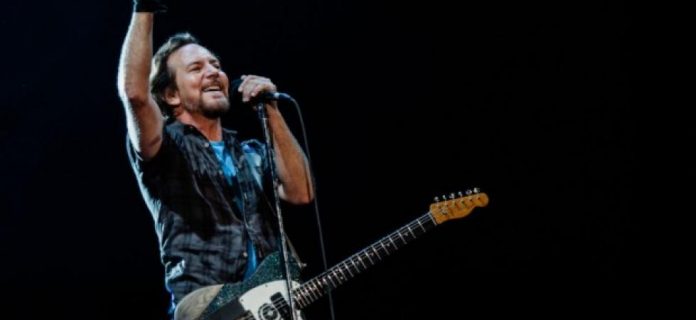 Esibizione dei Pearl Jam che cantano Imagine a Roma in risposta alla difficile situazione politica sull'immigrazione.