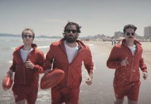 I Thegiornalisti corrono sulla spiaggia nel video del singolo di successo Riccione.