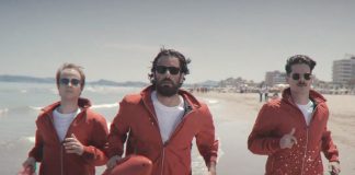 I Thegiornalisti corrono sulla spiaggia nel video del singolo di successo Riccione.