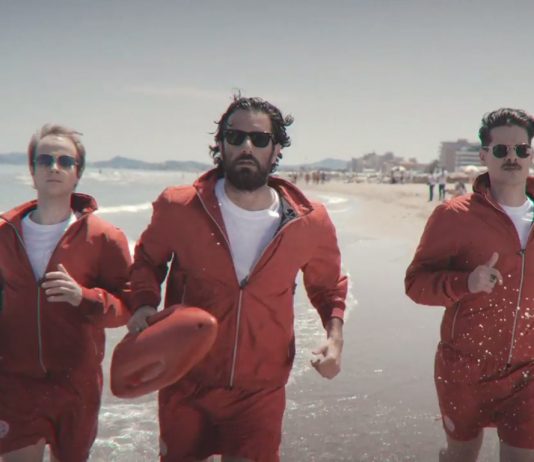I Thegiornalisti corrono sulla spiaggia nel video del singolo di successo Riccione.