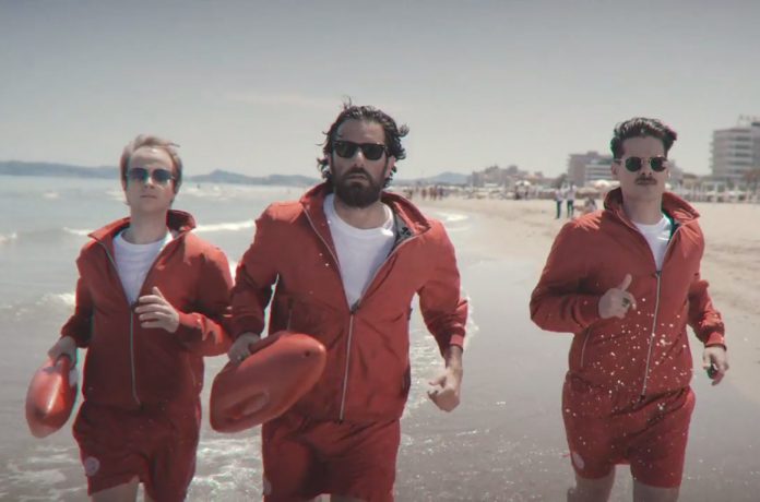 I Thegiornalisti corrono sulla spiaggia nel video del singolo di successo Riccione.