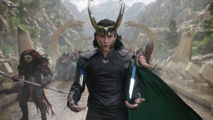 Tom Hiddleston rivela la sua scena improvvisata preferita in Thor: Ragnarok