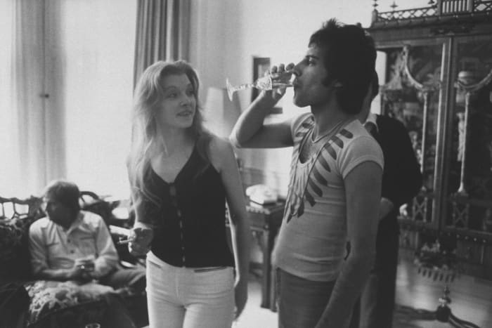 Una foto che ritrae Mary Austin e Freddie Marcury
