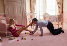 Margot Robbie e Leonardo Di Caprio in una scena di The Wolf of Wall street