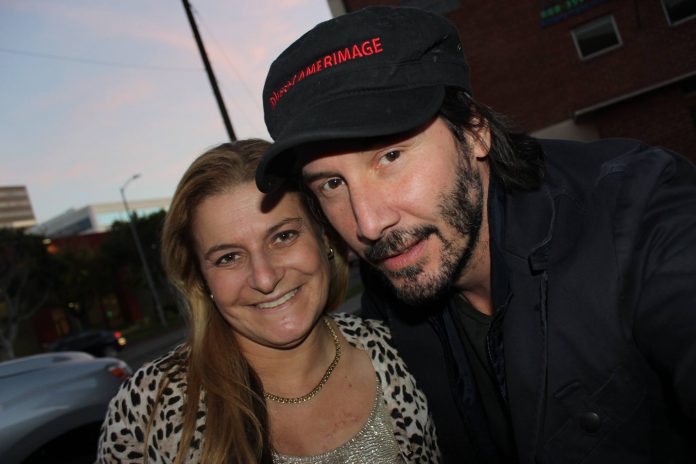 Keanu Reeves offre un passaggio ad una turista a Los Angeles