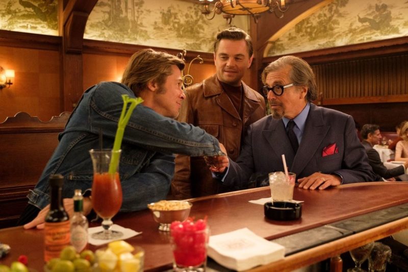Una Scena tratta dal Film: C'era una volta a Hollywood (2019) con Brad Pitt ( Cliff Booth ), Rick Dalton ( Leonardo di Caprio ) e Marvin Schwarz ( Al Pacino )