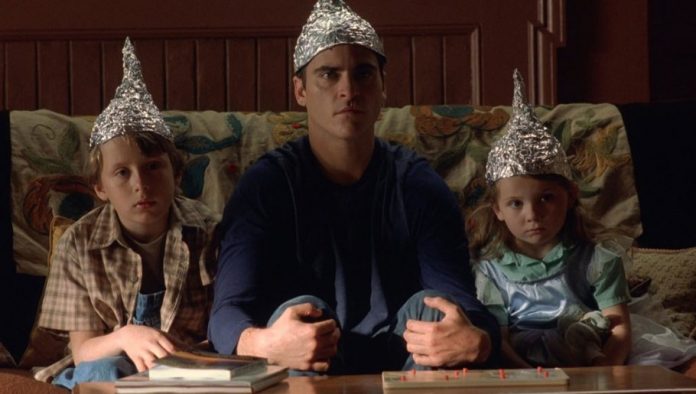 Area 51, tornano di moda i cappelli di carta stagnola