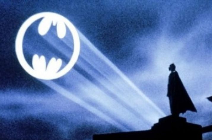 batman-en-hommage-a-adam-west-un-bat-signal-sera-projete-dans-le-ciel-69803-e1554395670604-715x472