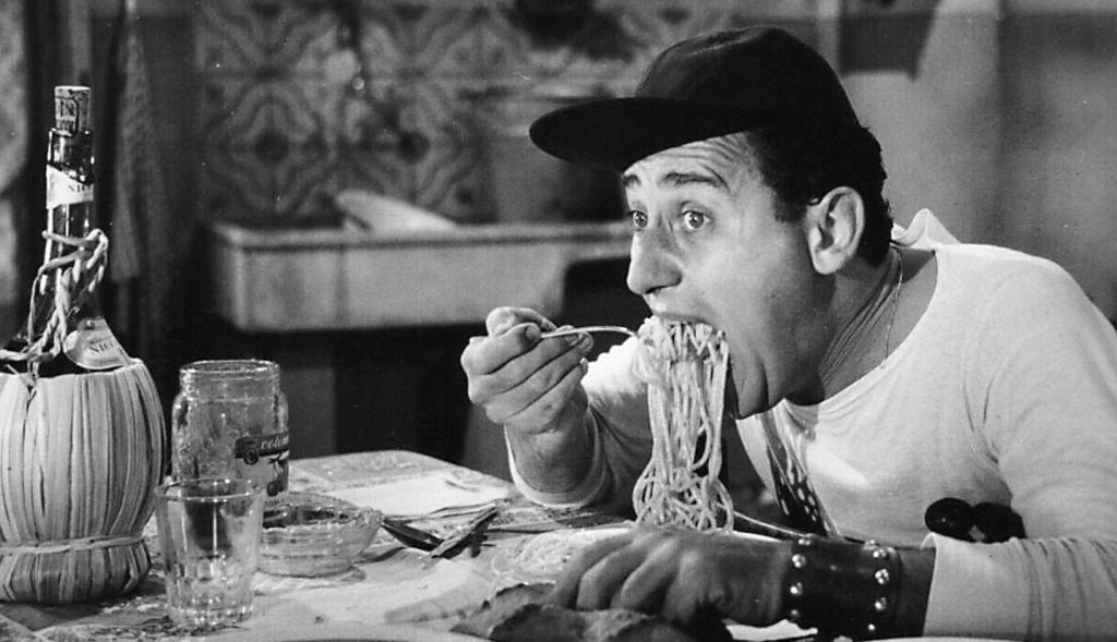 Alberto Sordi scena degli spaghetti Un americano a Roma 1954 1