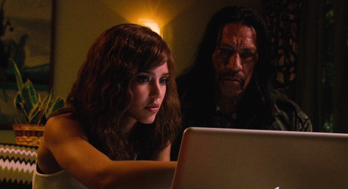 Jessica Alba, Machete, Laptop