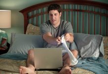 Jason Biggs sul letto a guardare porno