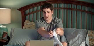 Jason Biggs sul letto a guardare porno