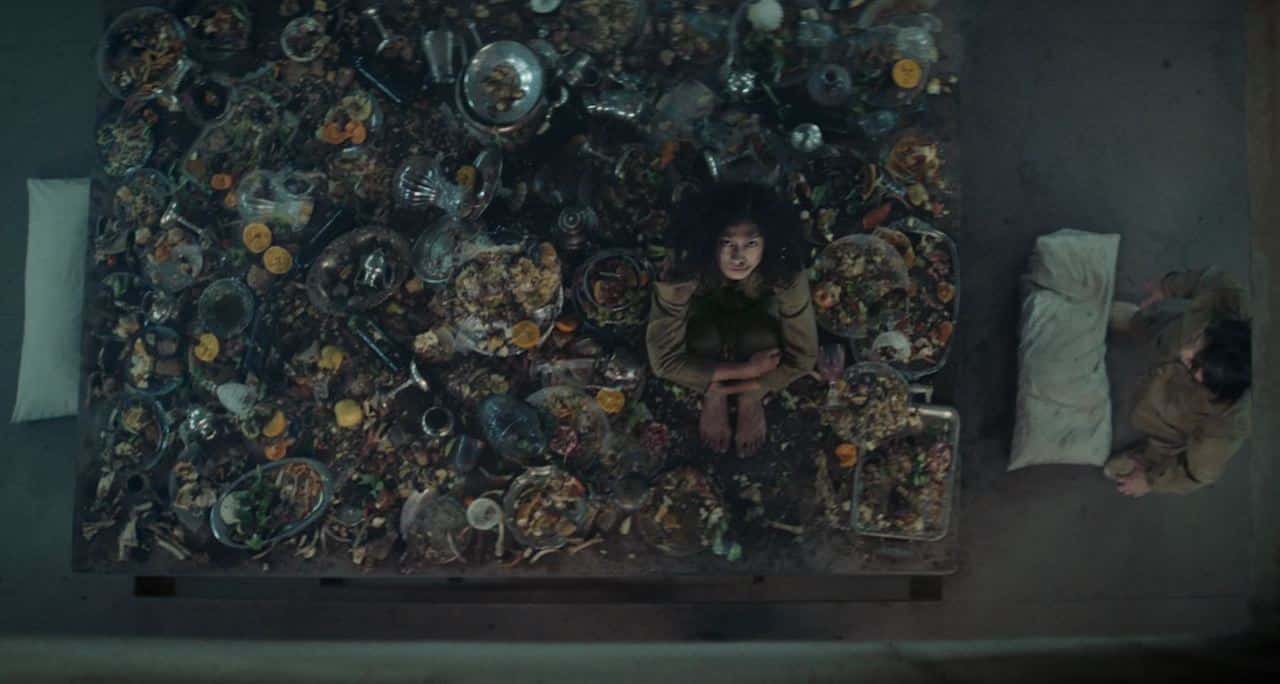 Una rispresa dall'alto che mostra l'interno di un Livello del film il Buco.