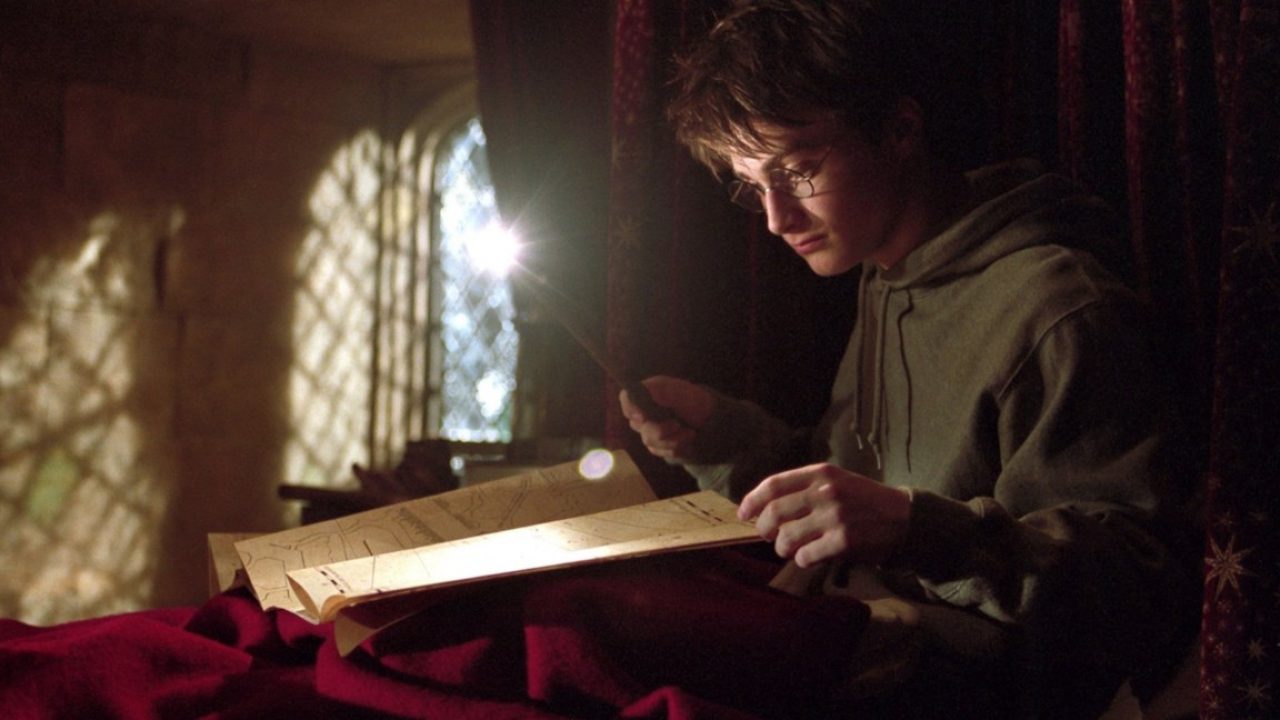ragazzi che legono harry potter ragazzi che legono harry potter