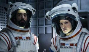 away hillary swank recensione netflix 