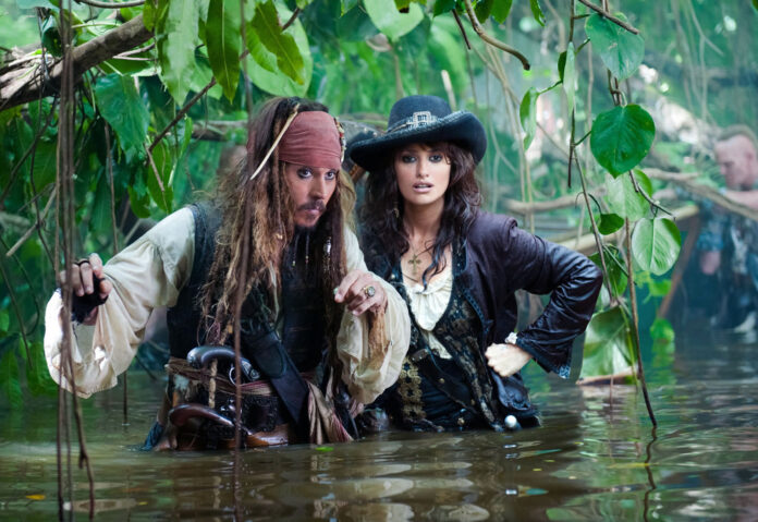 Johnny Depp in acqua con penelope cruz