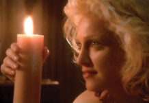 Madonna con una candela in mano - scena hot